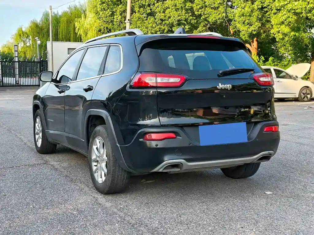 Jeep Cherokee — миниатюра 4