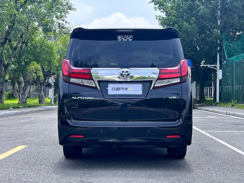 Toyota Alphard — миниатюра 17