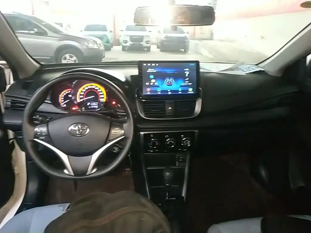 Toyota Yaris L — миниатюра 10