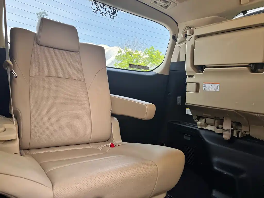 Toyota Alphard — миниатюра 7