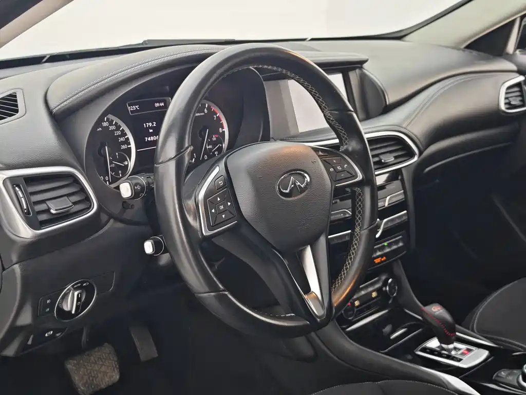 INFINITI QX30