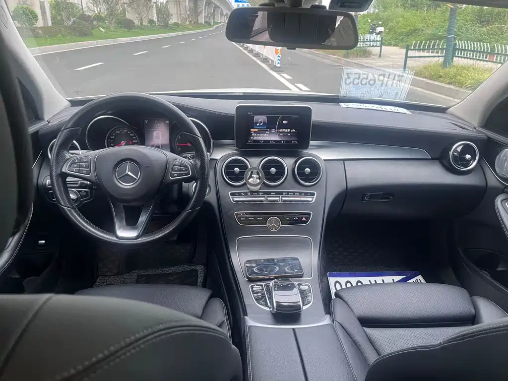 Mercedes-Benz C-Class — миниатюра 6