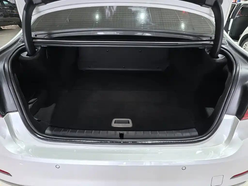 BMW 5 Series New Energy — миниатюра 21