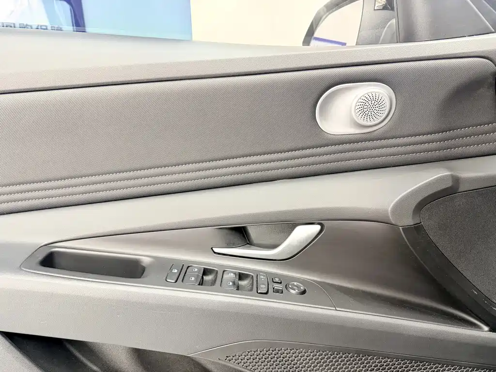 Hyundai Elantra — миниатюра 13
