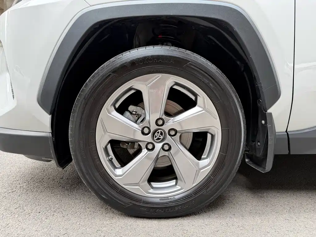 Toyota RAV4 — миниатюра 5