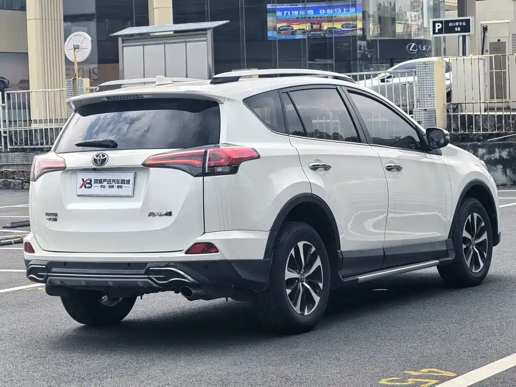 Toyota RAV4 — миниатюра 10