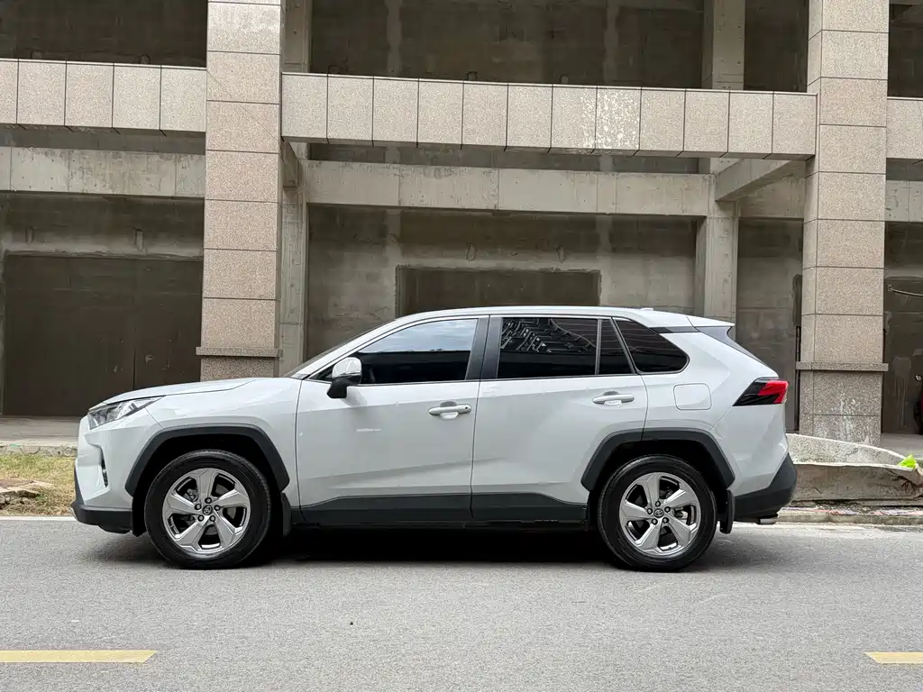 Toyota RAV4 — миниатюра 3