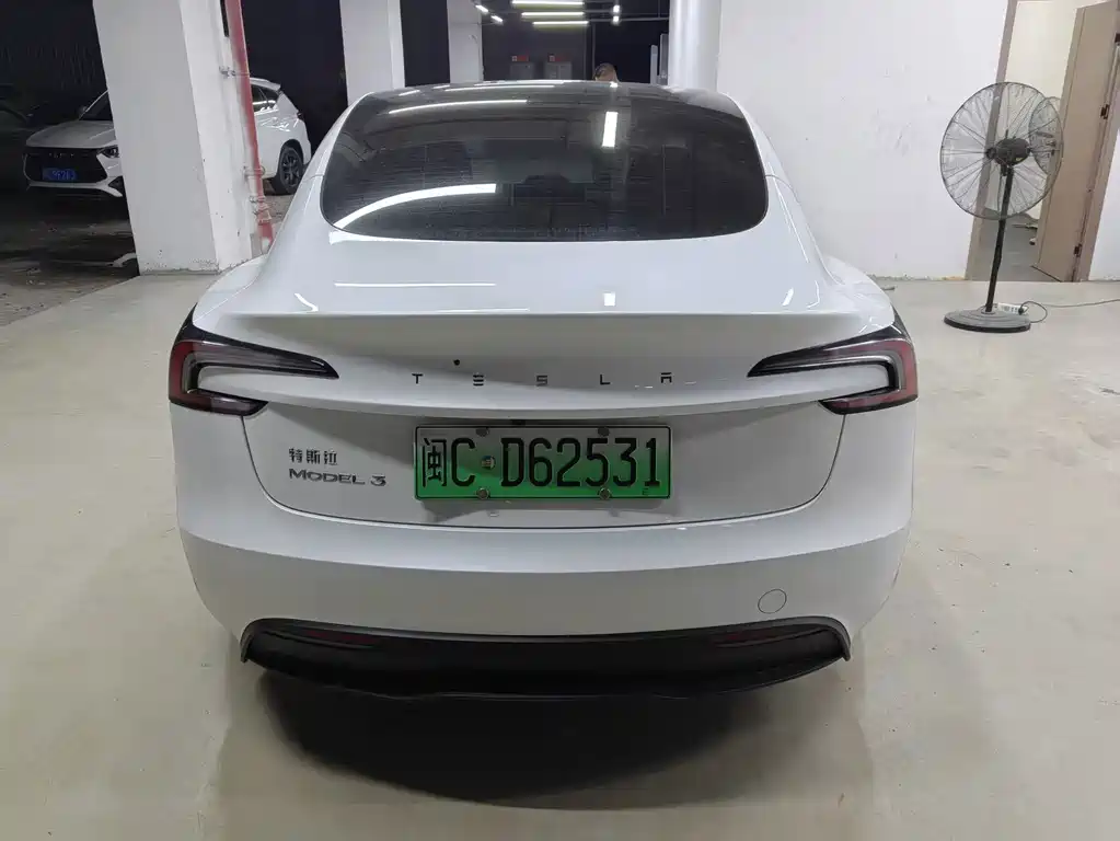 Tesla Model 3 — миниатюра 7