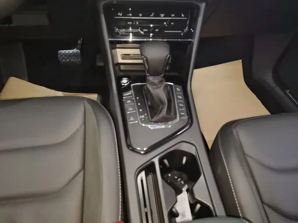 Volkswagen Tiguan L PHEV — миниатюра 14