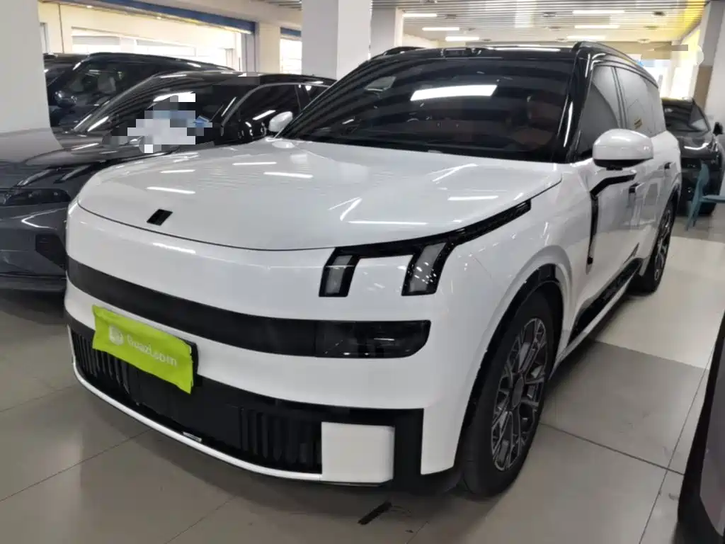 Lynk & Co 900
