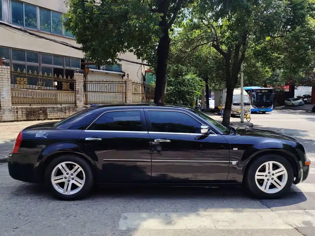 Chrysler 300C — миниатюра 10