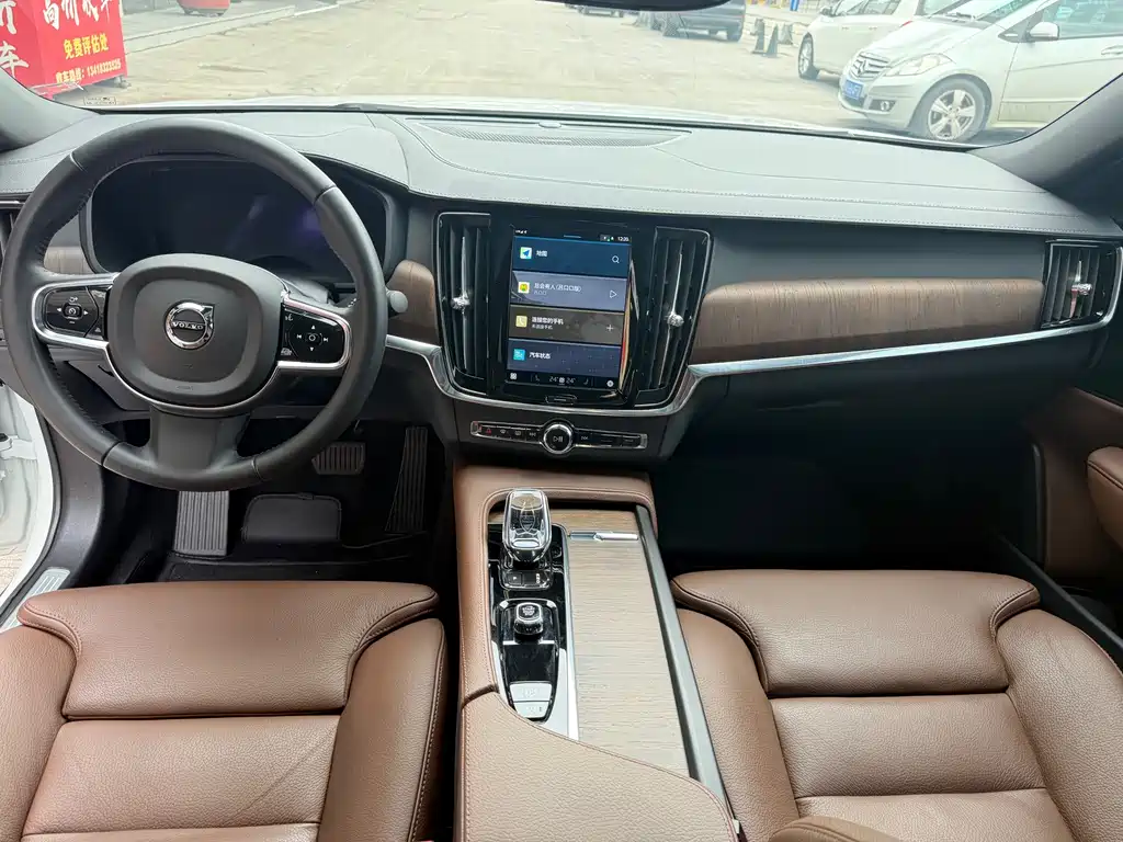 VOLVO S90