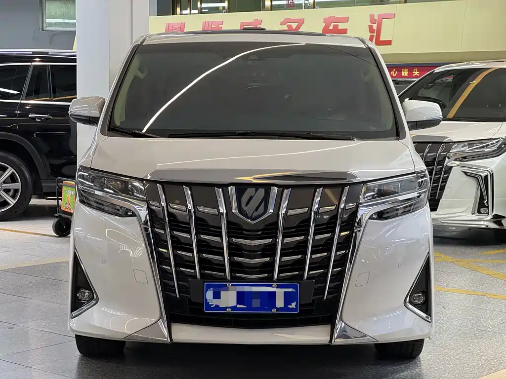 Toyota Alphard — миниатюра 3