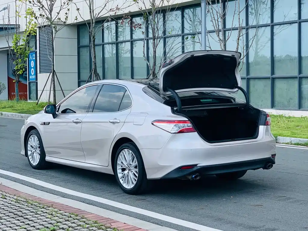 Toyota Camry — миниатюра 8