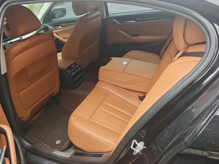 BMW 5 Series — миниатюра 11