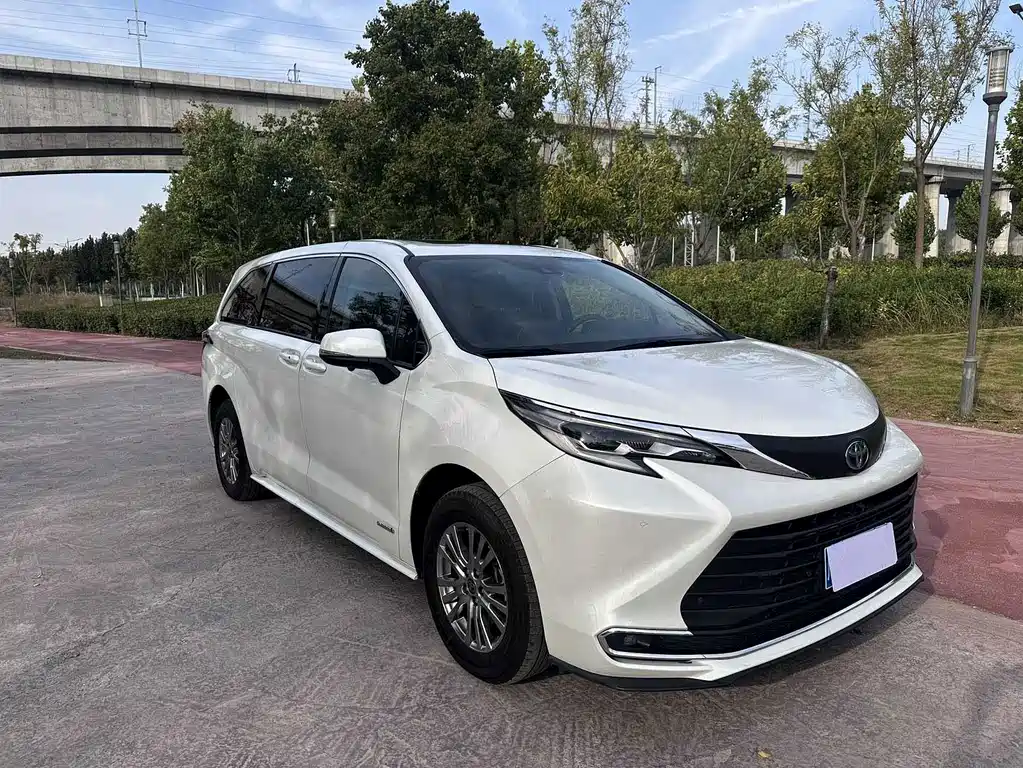 Toyota Sienna — миниатюра 2