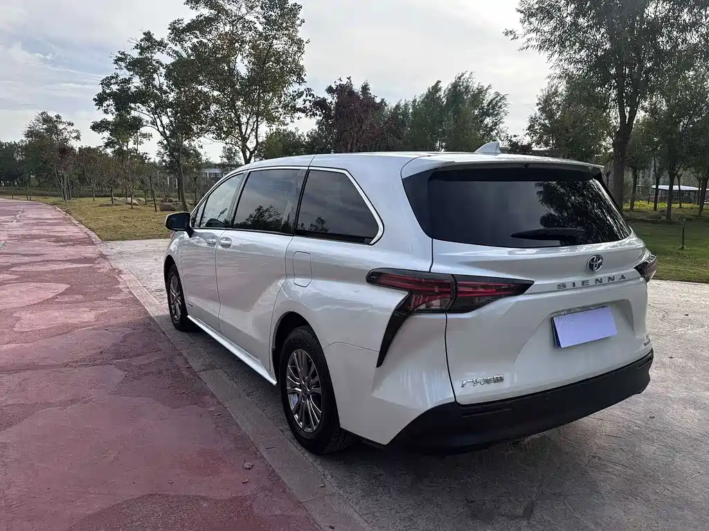 Toyota Sienna — миниатюра 9
