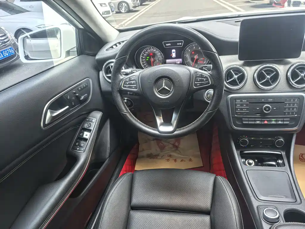 MERCEDES-BENZ GLA