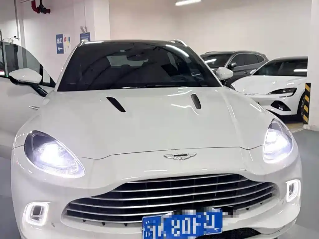 Aston Martin DBX 2024