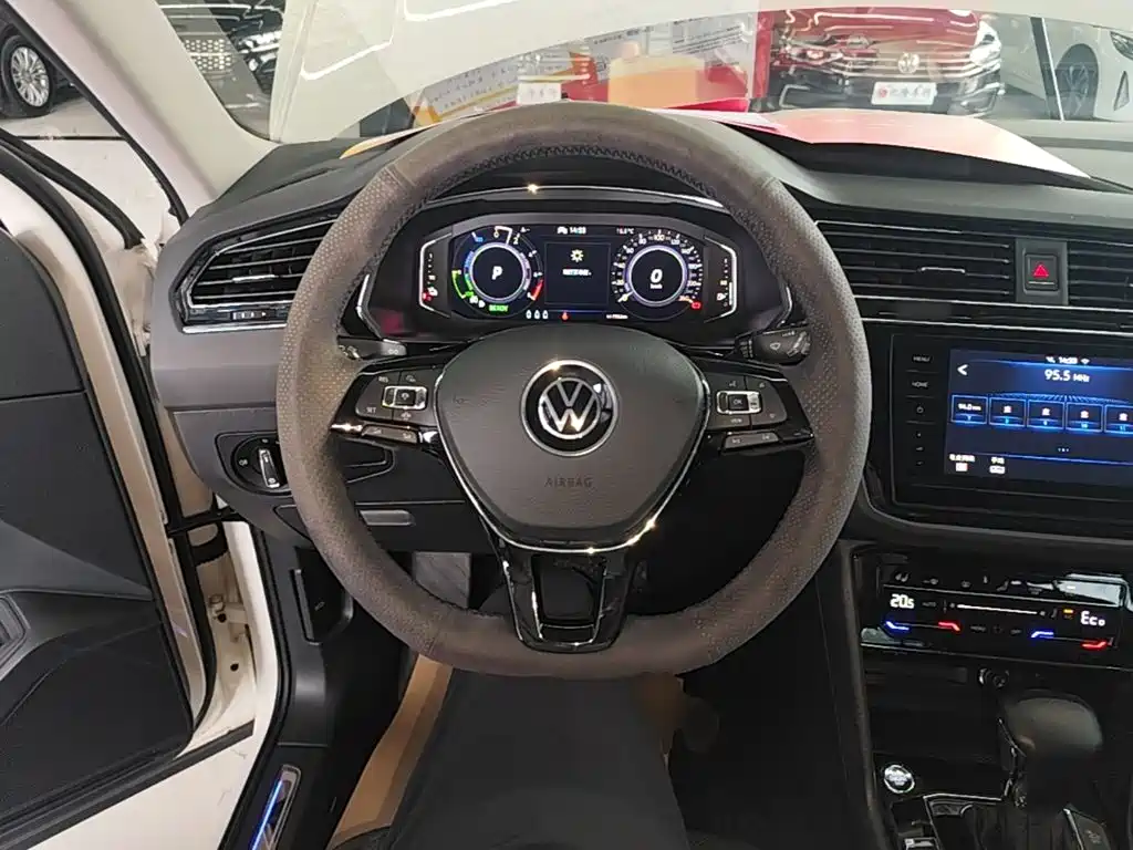 Volkswagen Tiguan L PHEV — миниатюра 11