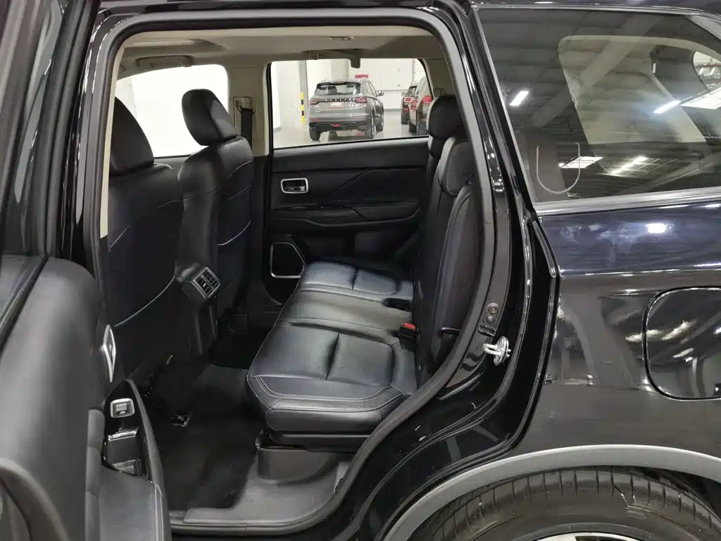 Mitsubishi Outlander — миниатюра 15