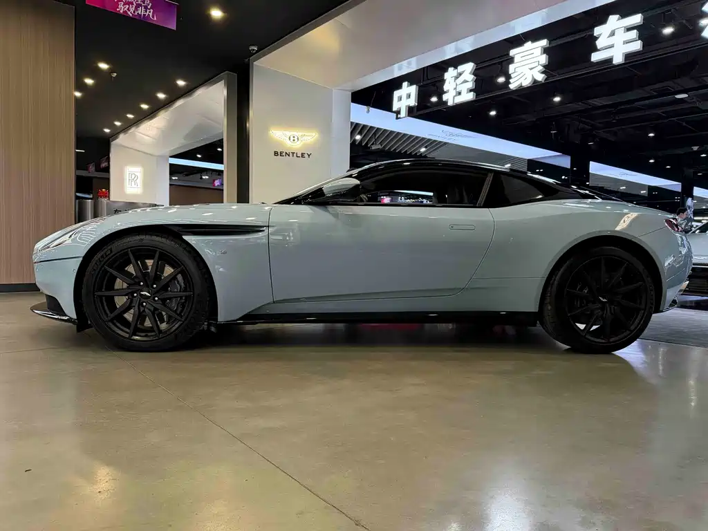 ASTON MARTIN DB11