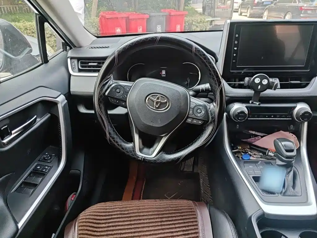Toyota RAV4 — миниатюра 3