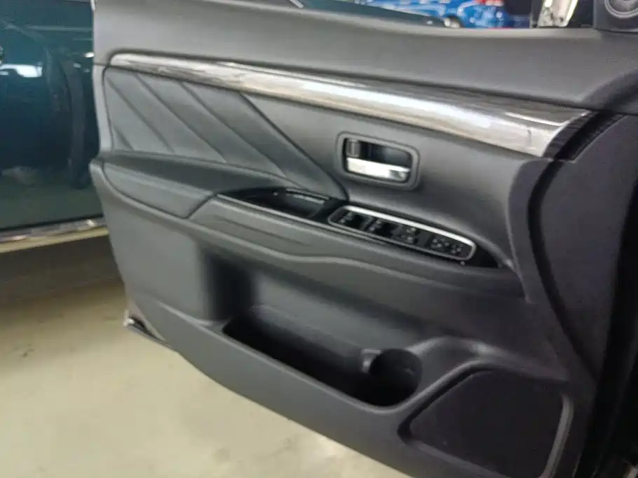 Mitsubishi Outlander — миниатюра 7