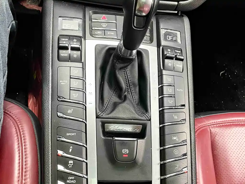 PORSCHE MACAN