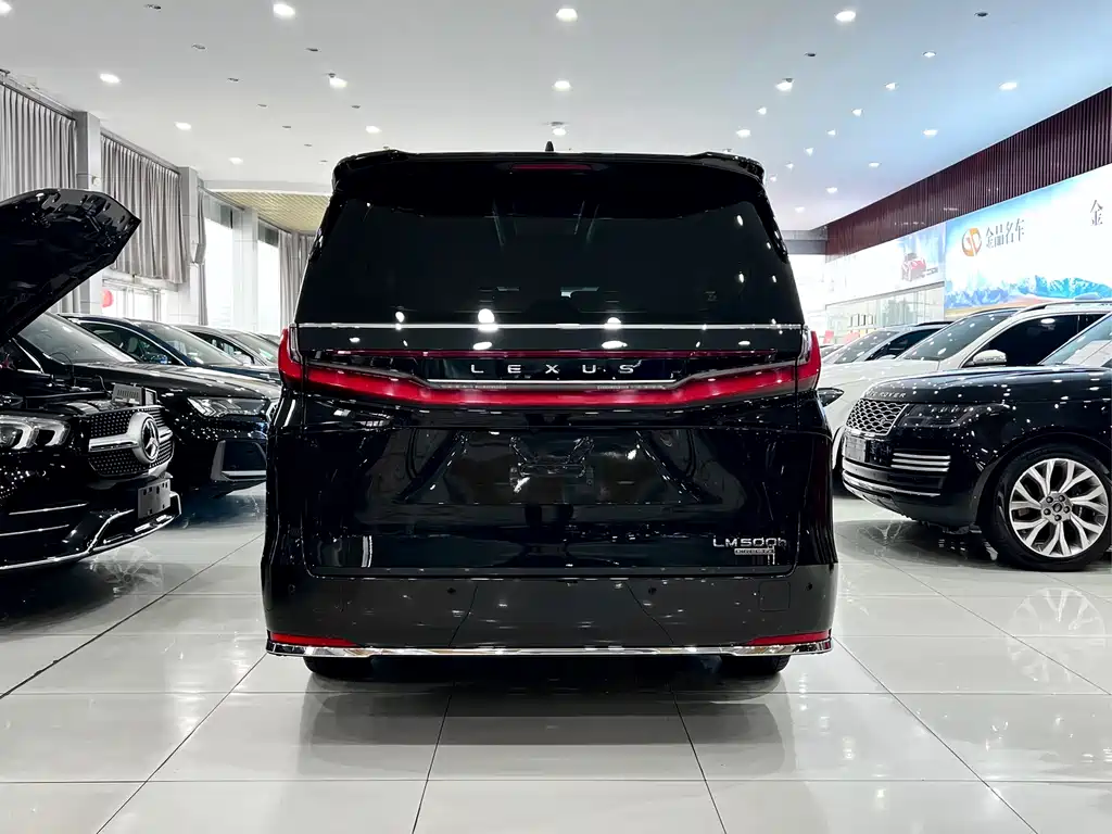 LEXUS LM