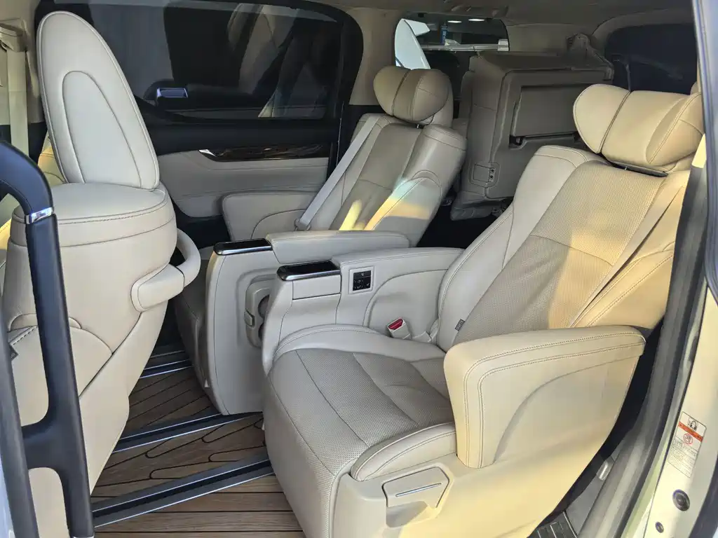 Toyota Alphard — миниатюра 6