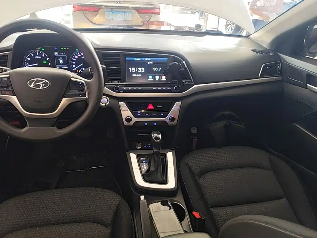 Hyundai Elantra — миниатюра 10