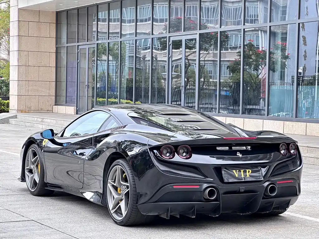 FERRARI F8