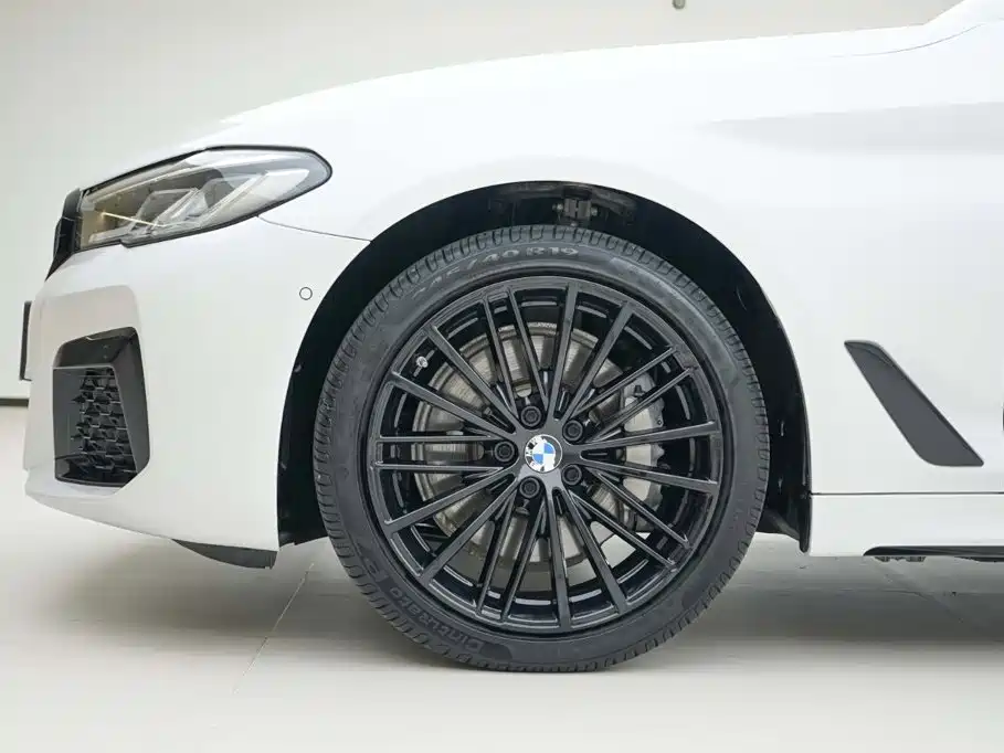 BMW 5 Series — миниатюра 15