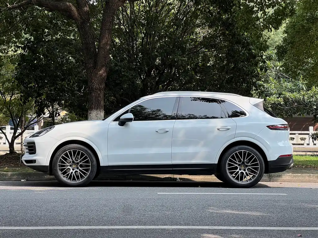 Porsche Cayenne — миниатюра 5
