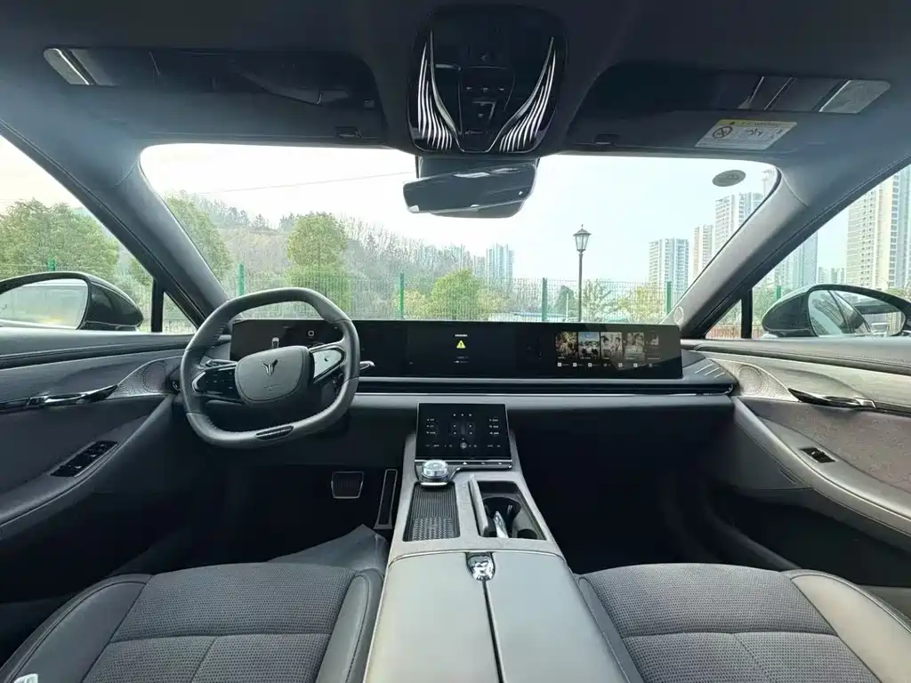 VOYAH LANTU CHASING LIGHT