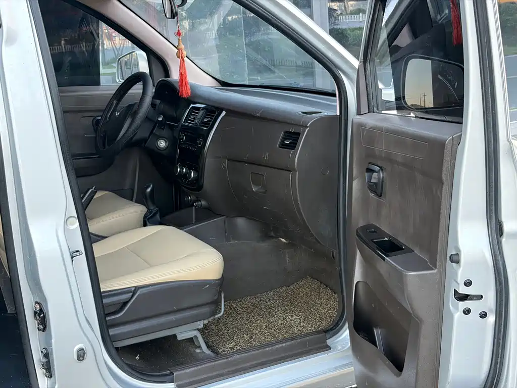 Wuling Rongguang V — миниатюра 7