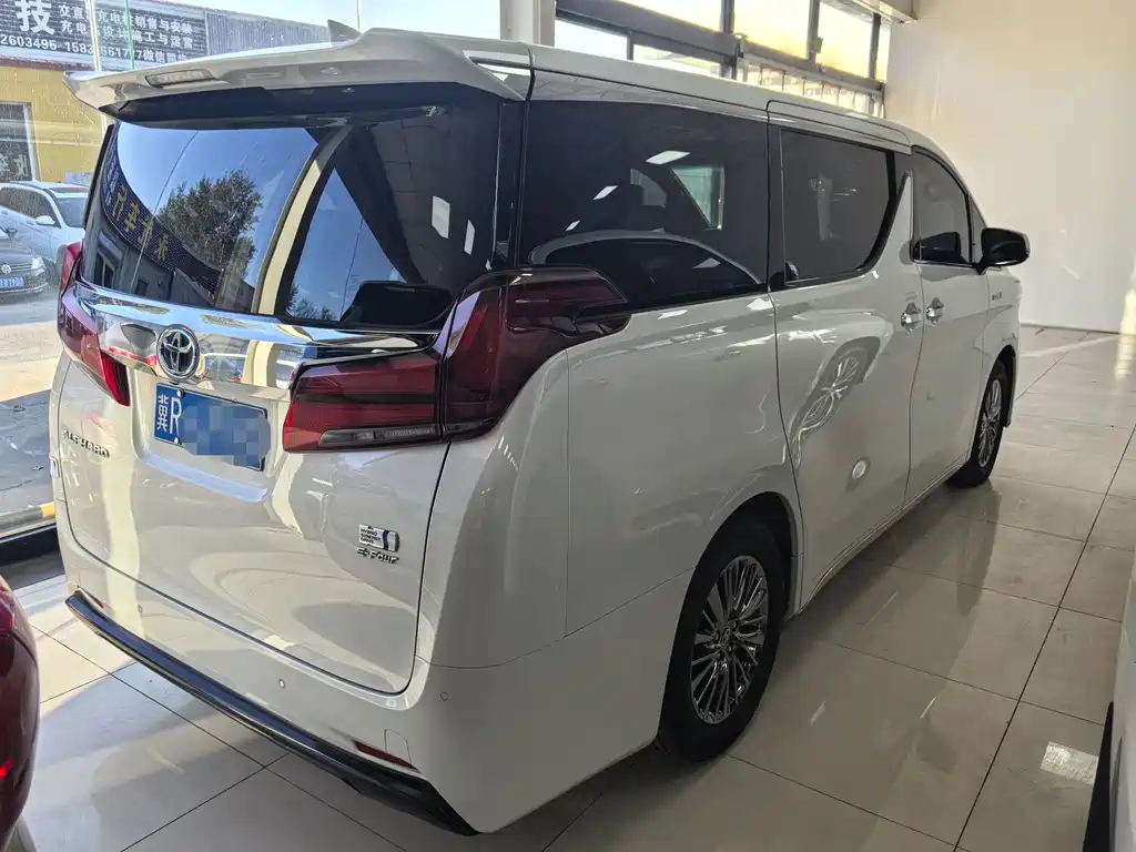 Toyota Alphard — миниатюра 4