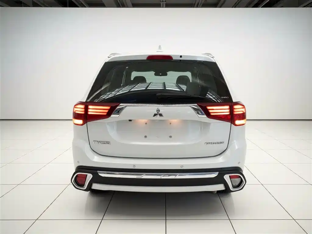 Mitsubishi Outlander 2018 2.4L Elite 5 мест
