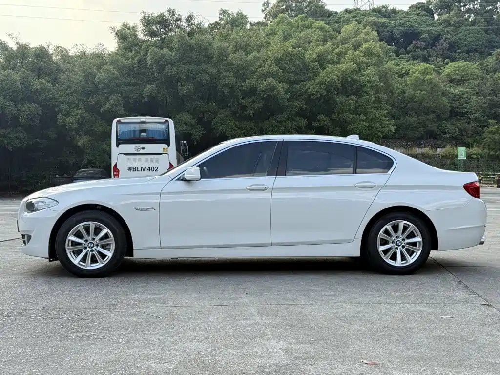 BMW 5 Series — миниатюра 6