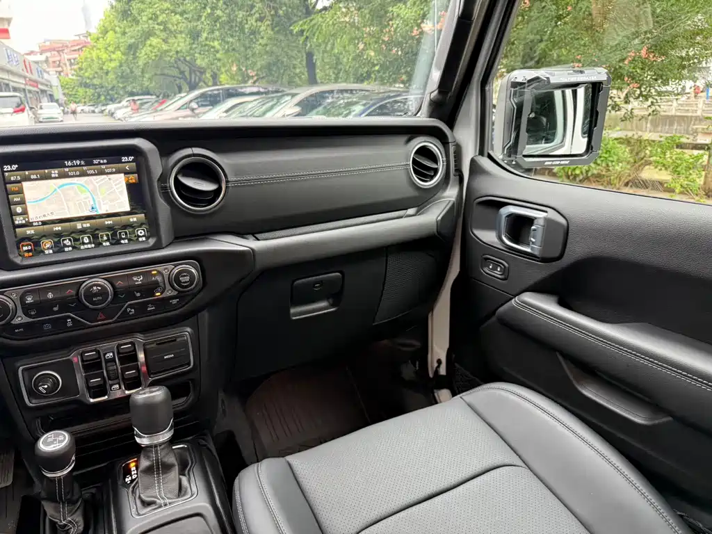 Jeep Wrangler PHEV — миниатюра 24