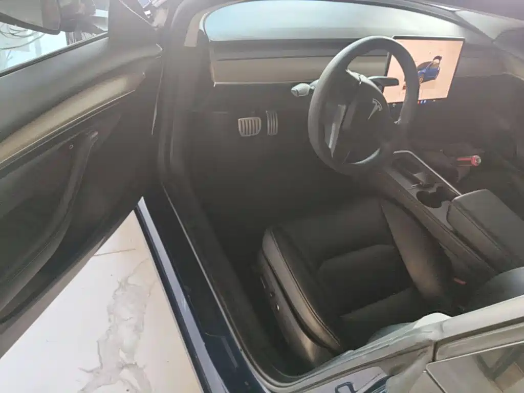 Tesla Model 3 — миниатюра 16