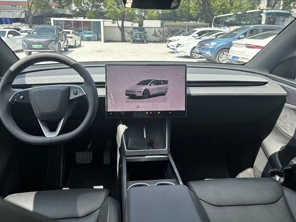 Tesla Model Y L — миниатюра 6