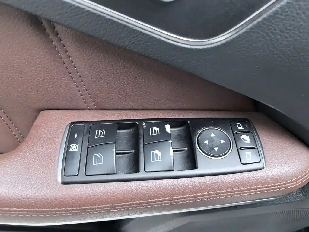 Mercedes-Benz E-Class — миниатюра 9