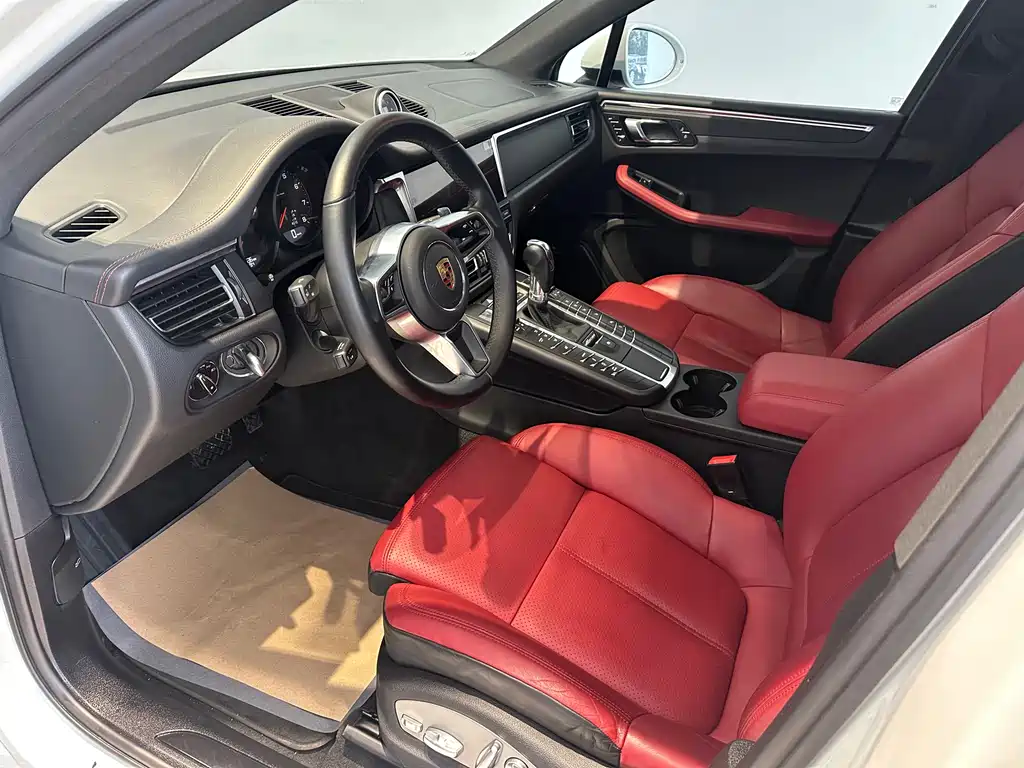 PORSCHE MACAN