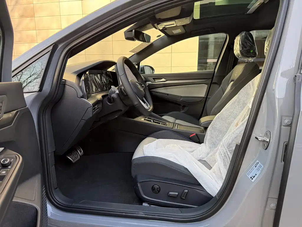 Volkswagen Golf 2025 300TSI R-Line