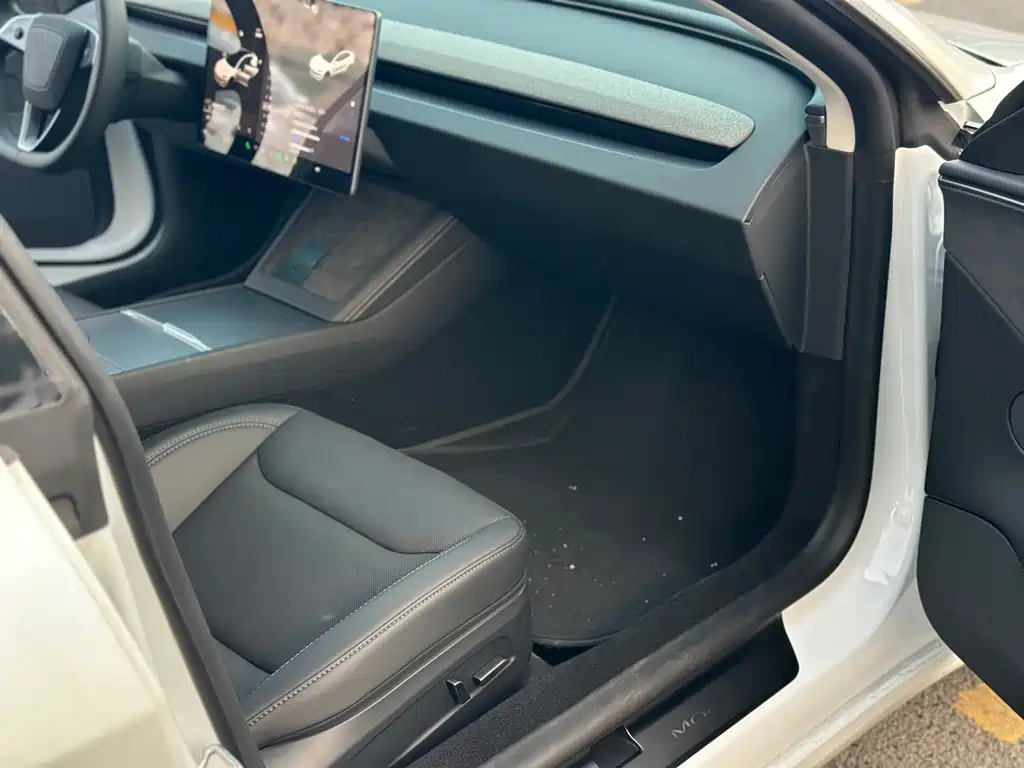Tesla Model 3 — миниатюра 10