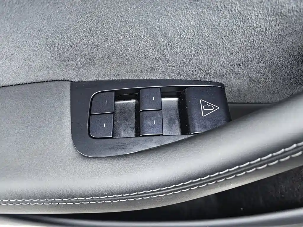 Tesla Model Y — миниатюра 9