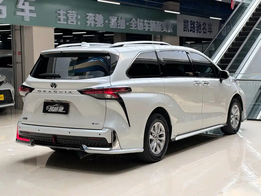 Toyota Granvia — миниатюра 15