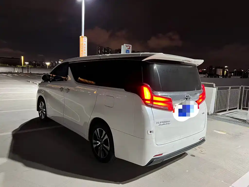 Toyota Alphard — миниатюра 9